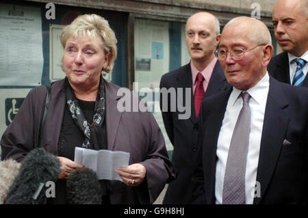 Ann Ming, die Mutter der ermordeten Julie Hogg, gibt der Presse mit ihrem Mann Charlie (2. Rechts) neben ihr eine Erklärung ab, nachdem der Mörder ihrer Tochter, William Dunlop, am Old Bailey Criminal Court in London verurteilt wurde. Stockfoto