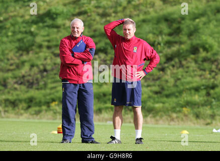 Schottland-Manager Walter Smith (links) beobachtet seine Spieler mit Trainer McCoist während einer Trainingseinheit im Lesser Hampden Park, Glasgow. Stockfoto