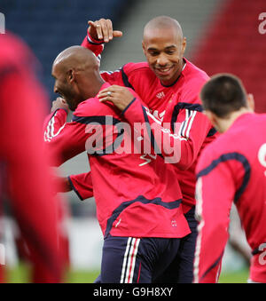 Die Franzosen Thierry Henry (rechts) und Nicolas Anelka während einer Trainingseinheit im Lesser Hampden Park, Glasgow. Stockfoto