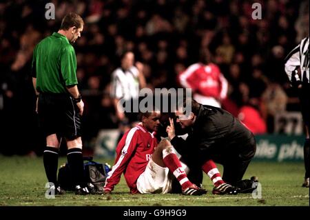 Charlton Athletic hält zwei Finger an Shaun Bartlett Um festzustellen, ob seine Vision nach einem Zusammenstoß in Ordnung ist Der Köpfe Stockfoto