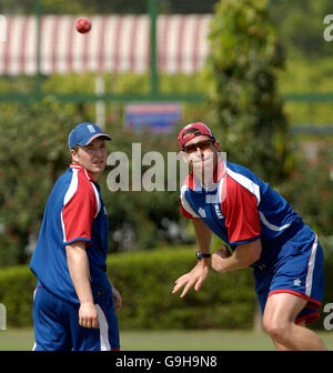 England Spin Bowler Ashley Giles (rechts) in Aktion beobachtet von Jamie Dalrymple während einer Trainingseinheit im Sri Fort Sports Complex, Delhi, Indien. Stockfoto