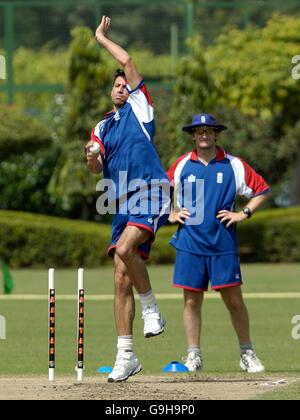 Englands Sajid Mahmood in Aktion, beobachtet von Bowling-Trainer Kevin Shine (Hintergrund), während einer Trainingseinheit im Sri Fort Sports Complex, Delhi, Indien. Stockfoto