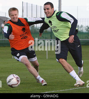 Fußball - Irland Trainingseinheit - Malahide. Damien Duff (links) und John O'Shea kämpfen während eines Trainings in Malahide. Stockfoto