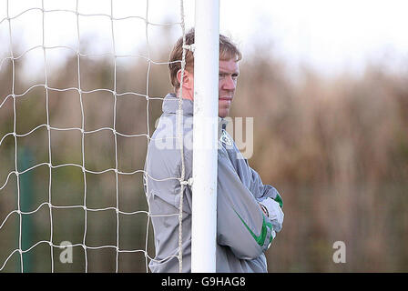 Fußball - Irland Trainingseinheit - Malahide. Steve Staunton, Manager der Republik Irland, beobachtet sein Team während einer Trainingseinheit in Malahide. Stockfoto