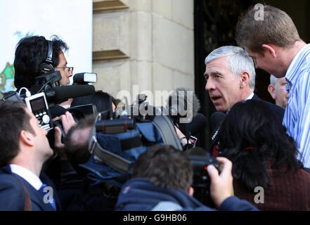 Der britische Unterhausführer Jack Straw wird von den Medien bei einem Besuch im Rathaus von Blackburn getroffen. Stockfoto