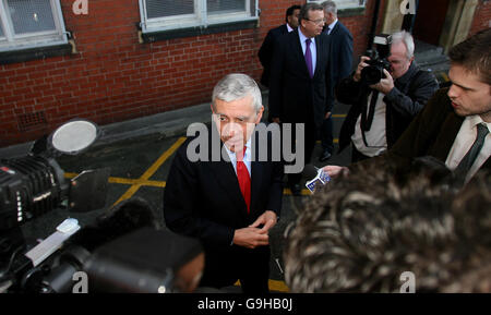 Der britische Unterhausführer Jack Straw wird von den Medien vor dem Bangor Road Community Center in Blackburn getroffen. Stockfoto