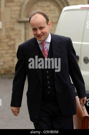 Oxfordshire Assistant Deputy Coroner Andrew Walker kommt zur Untersuchung von Terry Lloyd in Oxford. Der ITN-Reporter wurde von US-Truppen, die im Südirak arbeiteten, unrechtmäßig getötet, wie der heute gefundene Leichenbeschauer festgestellt hat. Stockfoto