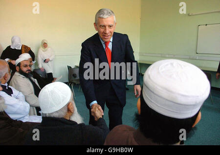 Der britische Unterhausführer Jack Straw trifft sich mit Mitgliedern der muslimischen Gemeinschaft im Bangor Road Community Center in Blackburn. Stockfoto