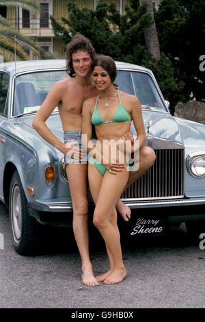 Motorradfahrer Barry Sheene posiert mit seiner Freundin Connie Sainsbury und Sein Rolls Royce Stockfoto