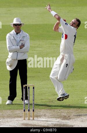 Dominic Cork von Lancashire in Aktion gegen Durham während des Liverpool Victoria County Championship Division One Match im Old Trafford Cricket Ground, Manchester. Stockfoto