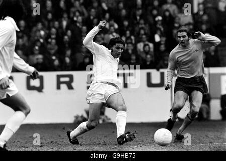 (L-R) Ian Porterfield von Sunderland passiert den Ball, beobachtet von Arsenals Eddie Kelly Stockfoto