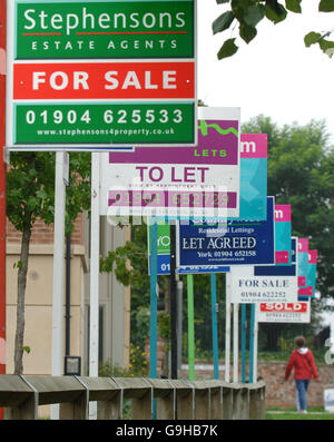 Zeilen des Hausverkaufs und damit Zeichen Immobilienmakler boards freien Unterkünfte in York heute. Stockfoto