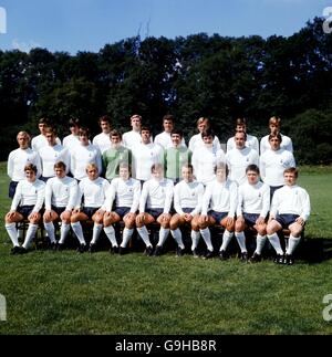 Tottenham Hotspur Team Group (hintere Reihe l-r): John Pratt, Joe Kinnear, Jimmy Pearce, Terry Naylor, David Jenkins, Ray Bucknell, John Collins, John Cutbush. (Mittlere Reihe l-r): Phil Beal, Martin Chivers, Peter Collins, Pat Jennings, Mike England, Ken Hancock, Cyril Knowles, Alan Gilzean, Ray Evens. (Erste Reihe l-r): Jimmy Neighbor, Dennis Bond, Tony Want, Neil Johnson, Alan Mullery, Jimmy Greaves, Roger Morgan, Steve Perryman, Phil Holder. Stockfoto