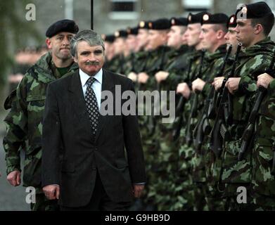 Verteidigung-Minister Willie O'Dea Bewertungen der 33. Infanterie-Gruppe gebunden für Überseedienst mit Kosovo Force (Kfor) bei einer Parade in Cathal Brugha Kaserne, Dublin. Stockfoto