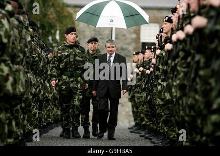 Verteidigung-Minister Willie O'Dea Bewertungen der 33. Infanterie-Gruppe gebunden für Überseedienst mit Kosovo Force (Kfor) bei einer Parade in Cathal Brugha Kaserne, Dublin. Stockfoto