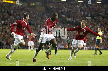 Fußball - UEFA Champions League - Gruppe F - Manchester United / Celtic - Old Trafford. Louis Saha von Manchester United feiert das zweite Tor des Spiels Stockfoto