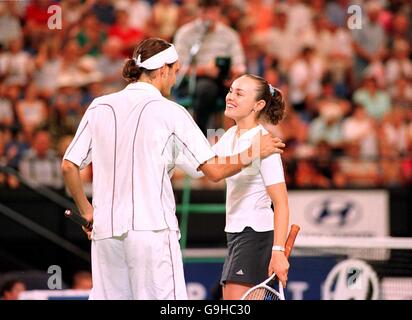 Die Schweizer Martina Hingis lächelt, während sie mit Roger Federer im Doppelspiel gegen die Südafrikanerin Amanda Coetzer und Wayne Ferreira in das Finale des Hopman Cups einziehen Stockfoto