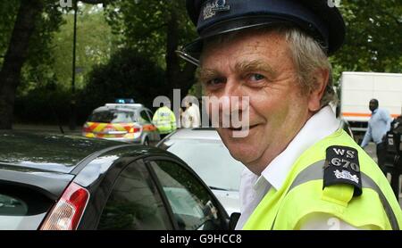 Verkehrsaufseher, die Autos in der Great Peter Street im Zentrum von London ausstellen, nachdem Autofahrer während einer politischen Demonstration von einer Polizeiabsperrung blockiert wurden, waren empört, als sie herausfanden, dass ihnen Parkscheine ausgestellt wurden, während sie warteten. Stockfoto