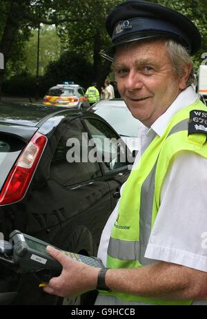 Verkehrsaufseher, die Autos in der Great Peter Street im Zentrum von London ausstellen, nachdem Autofahrer während einer politischen Demonstration von einer Polizeiabsperrung blockiert wurden, waren empört, als sie herausfanden, dass ihnen Parkscheine ausgestellt wurden, während sie warteten. Stockfoto