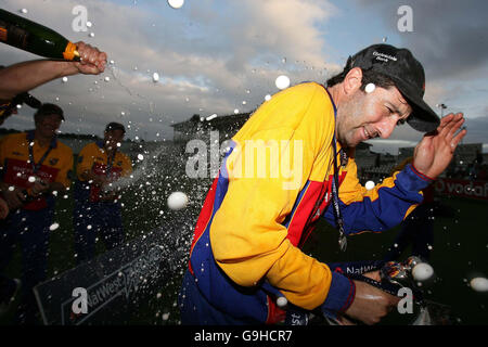 Essex Kapitän Ronnie Irani feiert nach dem Sieg der Pro40 League trotz ihrer Niederlage gegen Durham auf dem County Ground, Chester-le-Street, Durham. Stockfoto