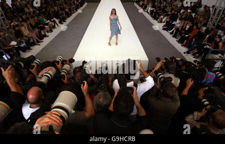 Ein Model trägt eine Kreation aus der neuen Peter Jensen Kollektion während der London Fashion Week Frühjahr/Sommer 2007 Kollektionen im NG Topshop Veranstaltungsort im Holland Park Theater, West London. Stockfoto