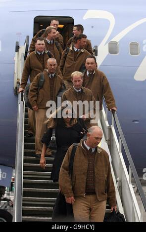 Golf - US Ryder Cup Team kommt am Flughafen Dublin an. TOM Lehman (unten), GOLFKAPITÄN DES US Ryder Cup, und seine Frau Melissa führten das Team vom Flughafen Dublin aus. Stockfoto