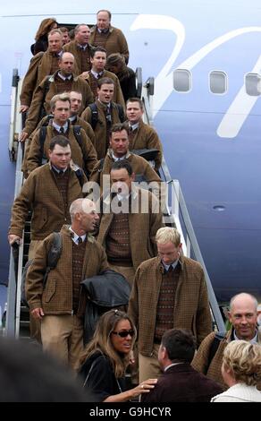 TOM Lehman (unten rechts), GOLFKAPITÄN DES US Ryder Cup, und seine Frau Melissa treffen auf Ian Woosnam (unten in der Mitte), den Kapitän des Eurpean-Teams, als sie am Flughafen Dublin ankommen. Stockfoto