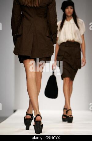 Ein Model trägt eine Kreation von John Rocha während der London Fashion Week Frühjahr/Sommer 2007 Kollektionen im BFC Zelt vor dem Natural History Museum, West London. Stockfoto