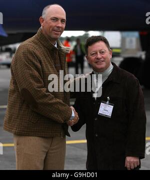 TOM Lehman (links), GOLFKAPITÄN DES US Ryder Cup, trifft auf den Kapitän des europäischen Teams Ian Woosnam am Flughafen Dublin. Stockfoto