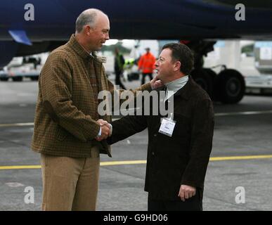 Golf - US Ryder Cup Team kommt am Flughafen Dublin an. TOM Lehman (links), GOLFKAPITÄN DES US Ryder Cup, trifft auf den Kapitän des europäischen Teams Ian Woosnam am Flughafen Dublin. Stockfoto