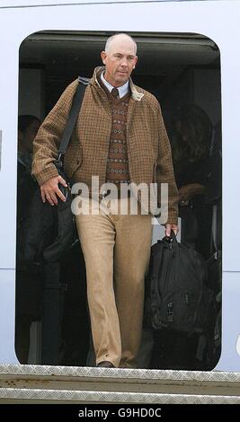 US Ryder Cup Golfkapitän Tom Lehman führt sein Team vom Flughafen Dublin aus. Stockfoto