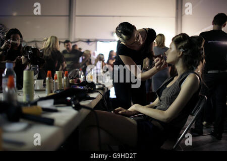 Models Backstage bei der Gharani Strok Show während der London Fashion Week Frühjahr / Sommer 2007 Kollektionen im Top Shop Marquee in Holland Park, West London. Stockfoto