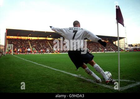 David Beckham von Manchester United nimmt während des FA Carling Premiership Match gegen Bradford eine Kurve. Stockfoto