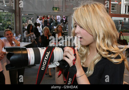 Peaches Geldof schaltet die Paparazzi ein, nachdem er vor der Ben de Lisi-Modenschau während der Frühjahr/Sommer 2007-Kollektionen der London Fashion Week im BFC-Zelt vor dem Natural History Museum, West-London, eine Kamera ausgeliehen hat. Stockfoto