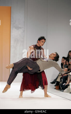 Ein Model trägt ein Design von Bora Aksu während der Frühjahr/Sommer 2007 London Fashion Week Kollektionen, im BFC Zelt vor dem Natural History Museum, West London. Stockfoto