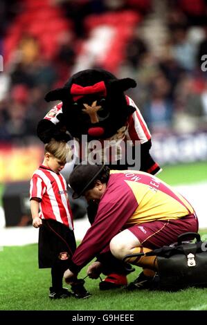 Das Maskottchen von Bradford City, City Gent, bindet die Schnürsenkel des Sunderland-Matchmaskottchens ein, während Delilah, Sunderland-Maskottchen, aufschaut Stockfoto