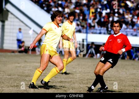 Fußball - Toyota Cup - World Club Championship - Liverpool / Independiente. Jan Molby, Liverpool (l) Stockfoto