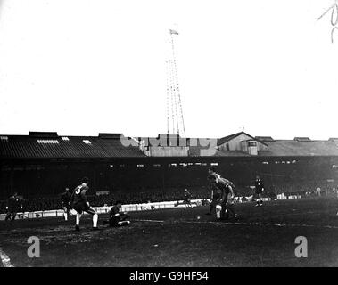 Chelsea-Torwart Peter Bonetti (in der Etage) Rettet von Liverpools Roger Hunt (r) Stockfoto