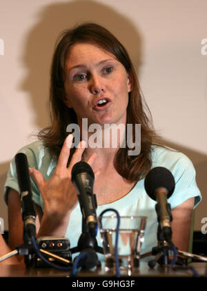 Clare Carey, Mutter von Harvey Lawrence, der von einem Rottweiler angegriffen wurde, spricht auf einer Pressekonferenz im St. Richards Krankenhaus in Chichester, West Sussex. Stockfoto