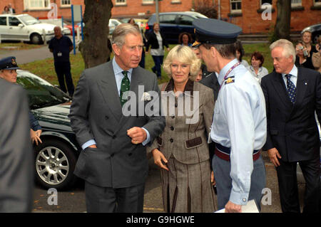 Der Prinz von Wales und die Herzogin von Cornwall werden von Commodore Anthony Batchelor im Royal Centre for Defense Medicine im Selly Oak Hospital, Birmingham begrüßt. Stockfoto