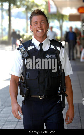 Polizeibeamter Mark Carter im Dienst auf den Straßen von Huddersfield heute, nachdem er gekrönt Mr Gay UK. Stockfoto