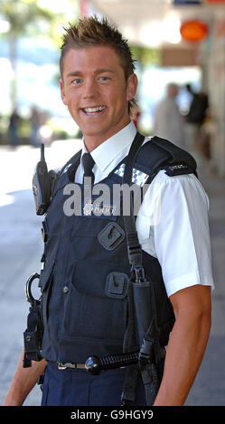 Polizeibeamter Mark Carter im Dienst auf den Straßen von Huddersfield heute, nachdem er gekrönt Mr Gay UK. Stockfoto