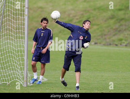 Scotland's Craig Gordon (rechts) während einer Trainingseinheit im Lesser Hampden Park, Glasgow. Stockfoto