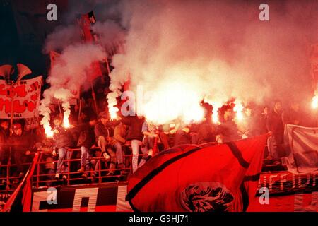 Fußball - UEFA Champions League - zweite Etappe Gruppe B - AC Mailand / Paris St Germain. Die Fans des AC Mailand beleuchten die Tribünen mit Fackeln Stockfoto