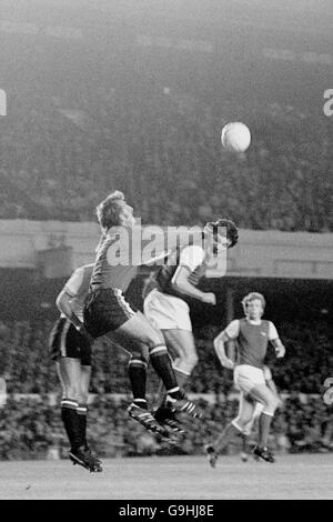 Fußball - League Cup - zweite Runde - Arsenal gegen Manchester United - Highbury. Manchester-United-Torwart Alex Stepney (l) schlägt gegen Frank Stapleton von Arsenal (r) Stockfoto