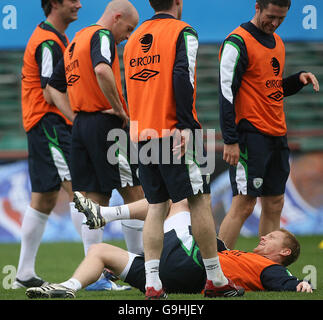 Fußball - Irland Trainingseinheit - Lansdowne Road. Die Spieler der Republik Irland blicken während eines Trainings in der Lansdowne Road, Dublin, auf Damian Duff herab. Stockfoto