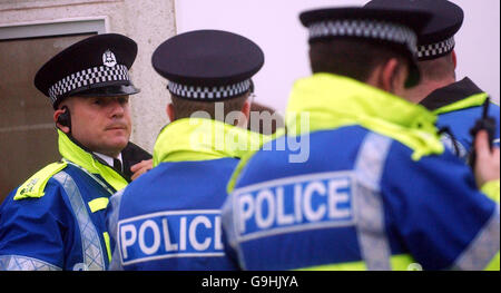 Polizei vor dem Gelände des Fairmont Hotels in der Nähe von St. Andrews in Schottland. Stockfoto