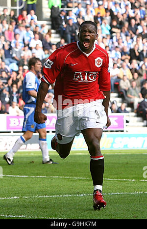 Fußball - FA Barclays Premiership - Wigan Athletic gegen Manchester United - das JJB Stadium. Louis Saha von Manchester United feiert sein Ziel. Stockfoto