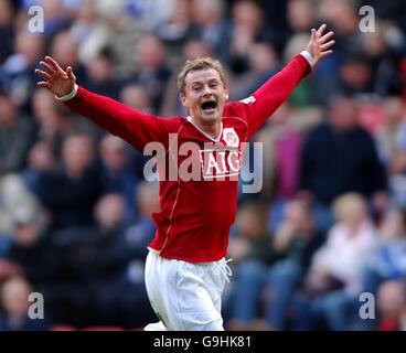 Fußball - FA Barclays Premiership - Wigan Athletic gegen Manchester United - das JJB Stadium. Ole Gunnar Solskjaer von Manchester United feiert den dritten Treffer seiner Seite Stockfoto