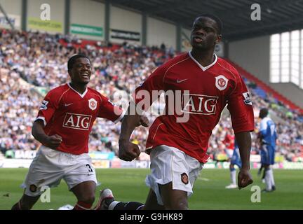 Fußball - FA Barclays Premiership - Wigan Athletic gegen Manchester United - das JJB Stadium. Louis Saha (r) von Manchester United feiert sein Ziel. Stockfoto